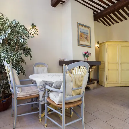 Sleeps 2 Air Con Wifi Cannes