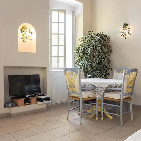 Sleeps 2 Air Con Wifi Apartment Cannes