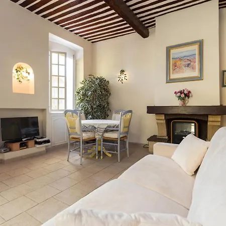 Sleeps 2 Air Con Wifi Apartment