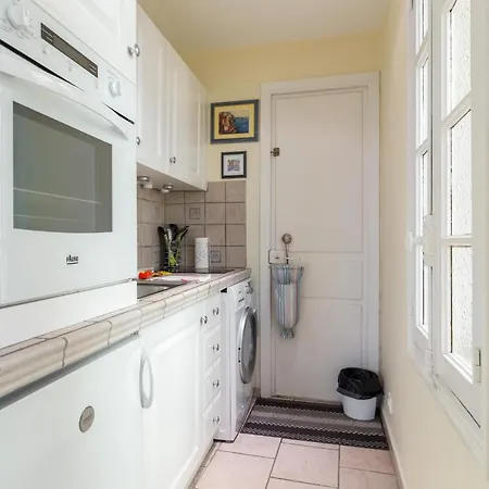 Sleeps 2 Air Con Wifi Apartment