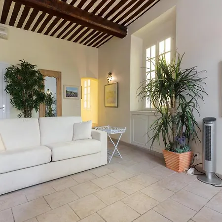 Sleeps 2 Air Con Wifi